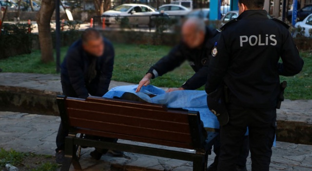 Parkta yattığı bankta ölü bulundu