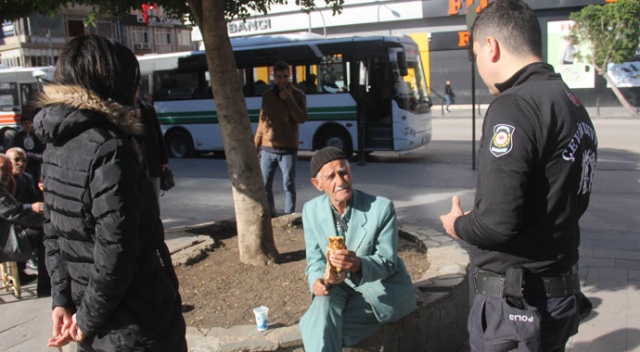 Polis parktaki yaşlıları uyarıp evine gönderdi Polis parktaki yaşlıları uyarıp evine gönderdi