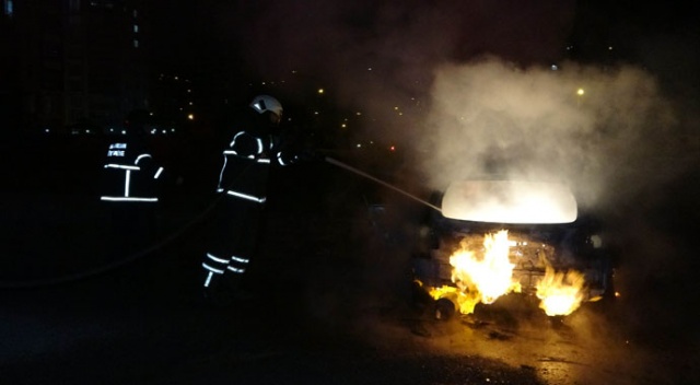 Polisten kaçarken kaldırıma çarpan otomobil alev alev yandı: 1 yaralı