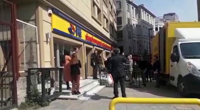 Postanenin ilaçlanmak için kapatılmasına kızdı, ortalığı birbirine kattı