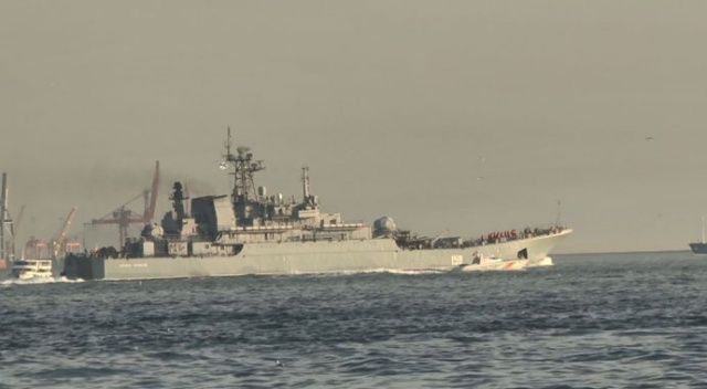 Rus savaş gemisi “Caesar Kunikov” İstanbul Boğazı’ndan geçti