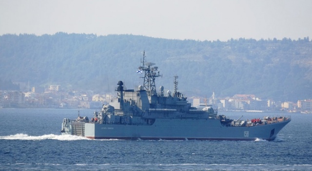 Rus savaş gemisi Çanakkale Boğazı’ndan geçti
