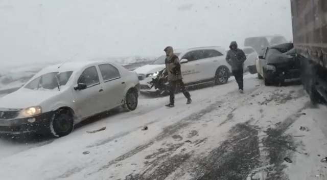 Rusya'da kar fırtınası! 20 araç birbirine girdi