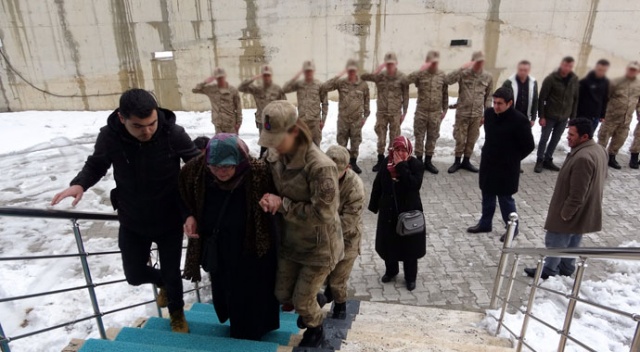 Şehit evlatlarının silah arkadaşlarına sarılıp gözyaşı döktüler