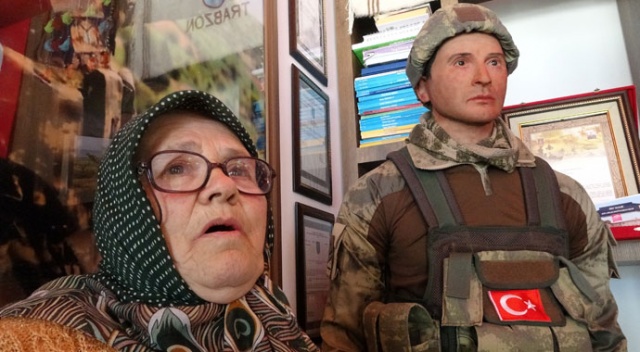 Şehit oğlunun hasretini balmumu heykeli ile gidermeye çalışıyor