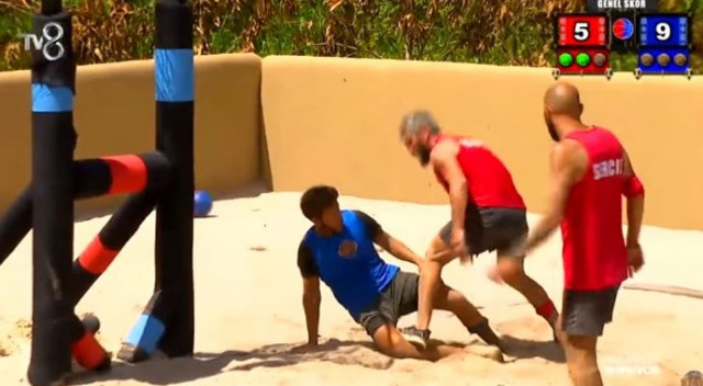 Survivor'da yarışmacılar birbirine girdi! Bir kişi oyundan diskalifiye edildi