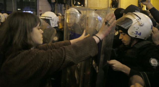 Taksim’de izinsiz gösteride 34 kişi gözaltına alındı