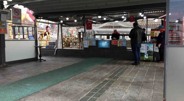 Tarihi Eminönü balık ekmek tekneleri de gel-al servise döndü Tarihi Eminönü balık ekmek tekneleri de gel-al servise döndü