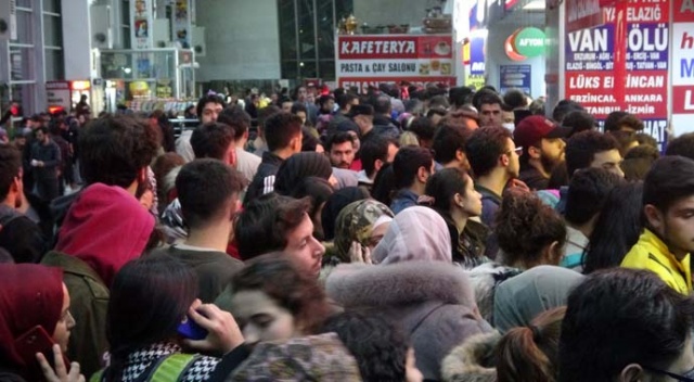 Tatili duyan öğrenciler bilet satış noktalarına akın etti