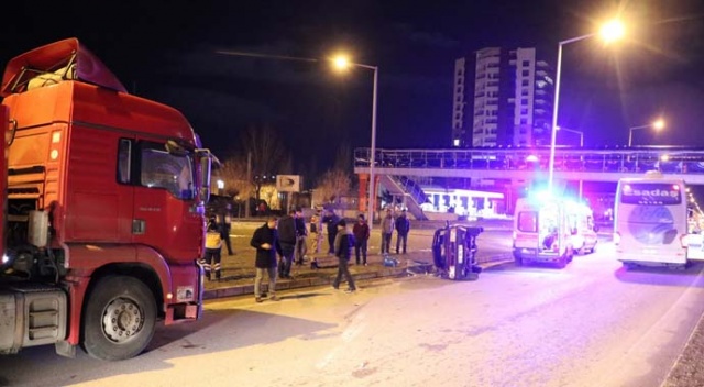 Tır ile otomobil çarpıştı: 5 yaralı Tır ile otomobil çarpıştı: 5 yaralı