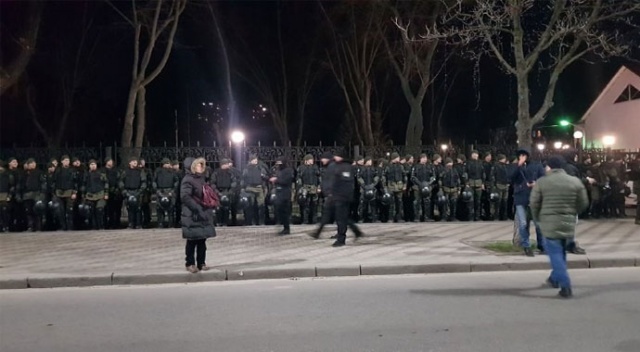 Ukraynalı aşırı sağcı grup, Rusya Büyükelçiliği’ne saldırdı Ukraynalı aşırı sağcı grup, Rusya Büyükelçiliği’ne saldırdı
