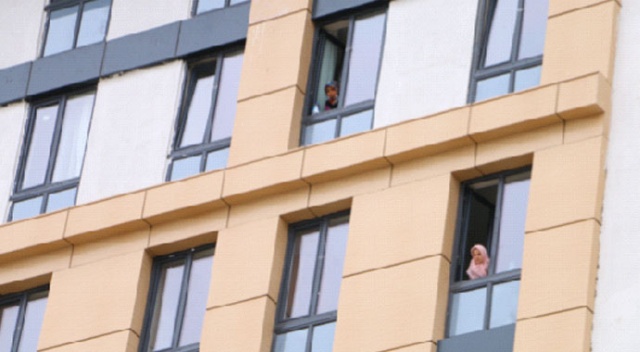 Umreden dönenler içeride yakınları dışarıda... Umreden dönenler içeride yakınları dışarıda...
