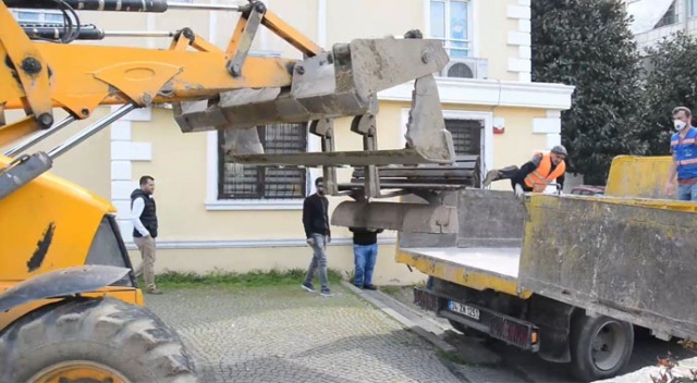 Vatandaş yasak dinlemedi, belediye bankları kepçeyle topladı Vatandaş yasak dinlemedi, belediye bankları kepçeyle topladı