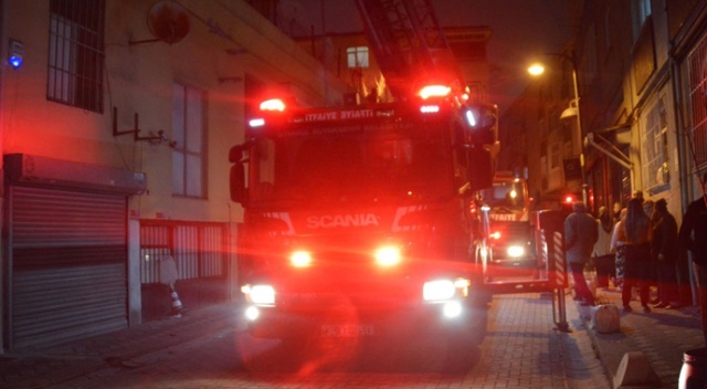 Yangın çıkan binada vatandaşlar mahsur kaldı