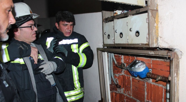 Yangın ihbarına gittiler, su borusu patlağı çıktı