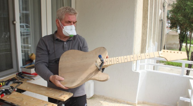 Yasağa uydu, hobi olarak gitar yapımına başladı