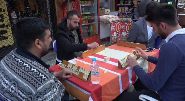 Yasaklar onları durduramadı! Sokağın ortasına masa kurup okey oynadılar