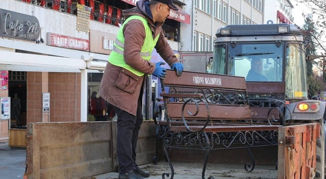 Yaşlılar &#039;korona virüsü&#039;ne aldırış etmeyince banklar kaldırıldı