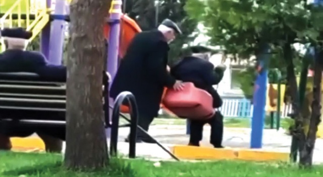 Yaşlıların, çocuk oyun alanında salıncak keyfi Yaşlıların, çocuk oyun alanında salıncak keyfi