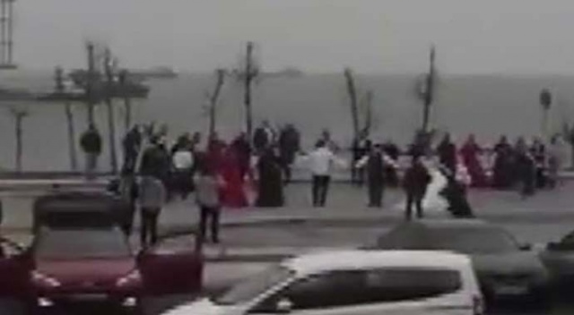 Yetkililer ’evde kal’ uyarısı yaptı, gelin ve damat sahilde halay çekti Yetkililer ’evde kal’ uyarısı yaptı, gelin ve damat sahilde halay çekti