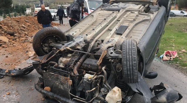 Yol kenarındaki kayaya çarpan otomobil takla attı: 1 yaralı