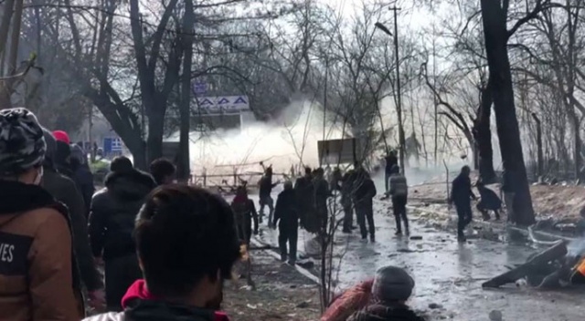 Yunan askerlerinden göçmenlere biber gazı ve ses bombalı müdahale Yunan askerlerinden göçmenlere biber gazı ve ses bombalı müdahale