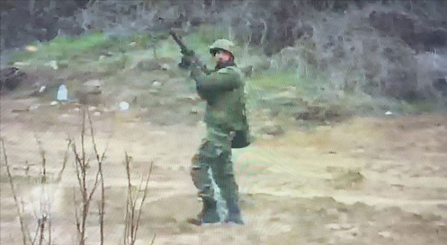Yunan askerlerinin meskun mahal gözetmeden ateş etmesi görüntülendi Yunan askerlerinin meskun mahal gözetmeden ateş etmesi görüntülendi