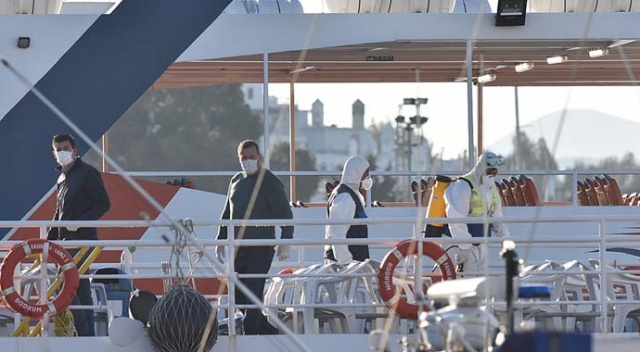 Yunanistan'dan feribotla Bodrum'a getirilen yolcular sağlık kontrolünden geçirildi Yunanistan'dan feribotla Bodrum'a getirilen yolcular sağlık kontrolünden geçirildi
