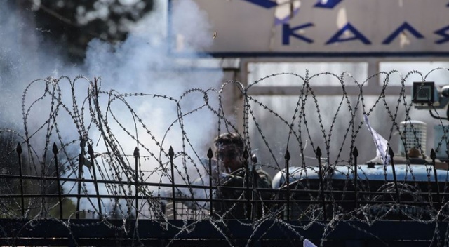 Yunanistan, gaz bombalarının etkisini artırmak için 'fan' çalıştırıyor Yunanistan, gaz bombalarının etkisini artırmak için 'fan' çalıştırıyor