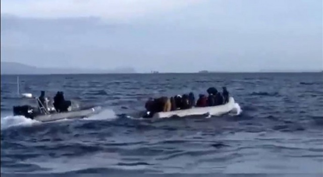 Yunanların ölüme terk ettiği göçmenleri sahil güvenlik kurtardı