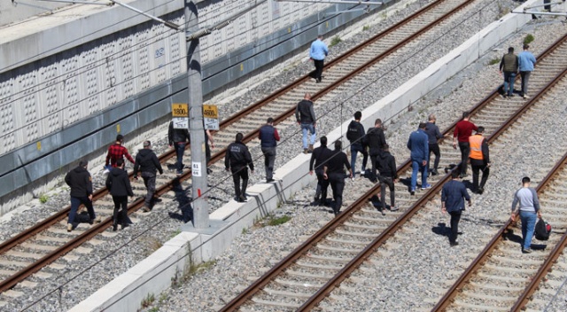 'Çantamda bomba var' diyerek tren raylarına oturdu 'Çantamda bomba var' diyerek tren raylarına oturdu