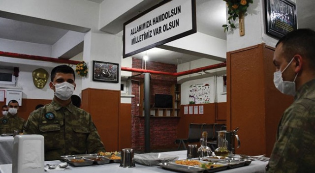 'Hudut Kartalları' ilk iftarlarını vatan nöbetinde yaptı 'Hudut Kartalları' ilk iftarlarını vatan nöbetinde yaptı