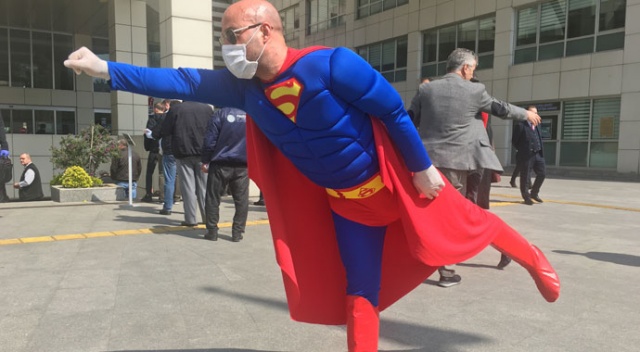 ‘Süpermen’ maske ve eldivenlerini takıp İstanbul sokaklarına indi