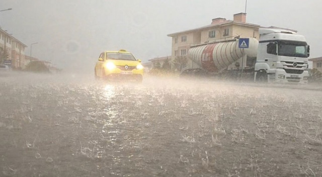 10 dakikalık yağmur hayatı felç etti 10 dakikalık yağmur hayatı felç etti