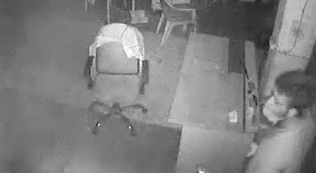 150 bin TL değerinde ürün çaldı, karşısına çıkan kediden böyle korktu