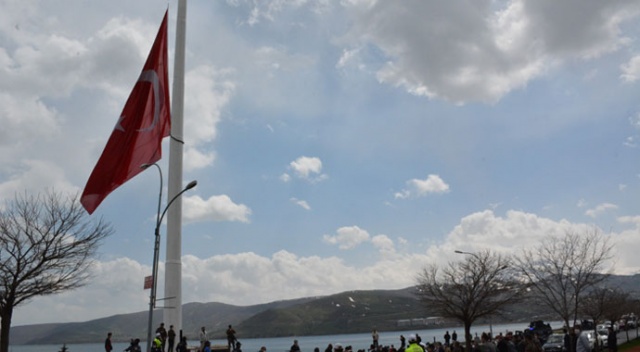 150 metrekarelik Türk bayrağı göndere çekildi 150 metrekarelik Türk bayrağı göndere çekildi
