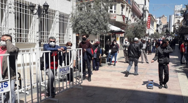 4 gün sonra banka ve PTT şubelerinde uzun kuyruklar oluştu 4 gün sonra banka ve PTT şubelerinde uzun kuyruklar oluştu