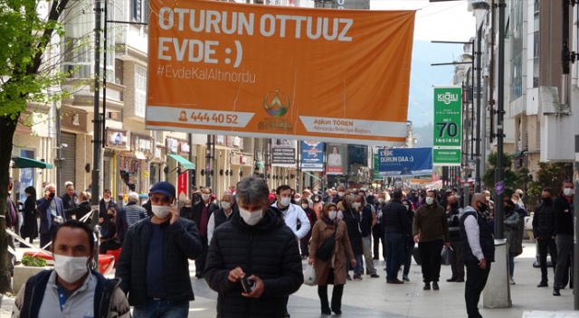 4 günlük kısıtlama sonrası insanlar sokaklara döküldü 4 günlük kısıtlama sonrası insanlar sokaklara döküldü