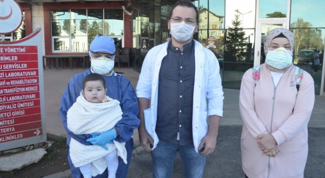 7 aylık Duru ve ailesi koronavirüsü yendi 7 aylık Duru ve ailesi koronavirüsü yendi