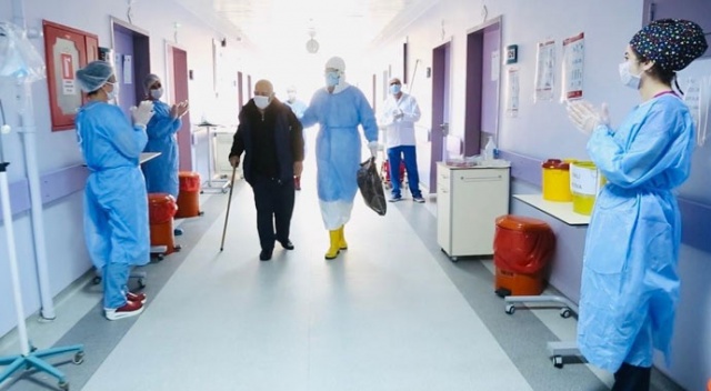 84 yaşında koronayı yendi, alkışlarla taburcu oldu