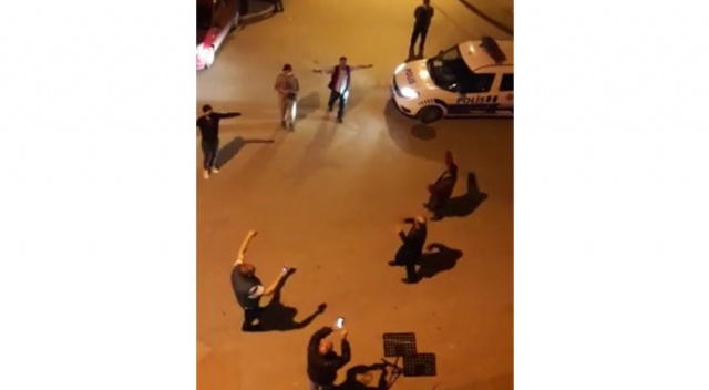 9/8’lik moral konserine dayanamadılar, sokağa inip sosyal mesafeli çiftetelli oynadılar