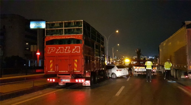 Alkollü otomobil sürücüsü kamyona çarptı