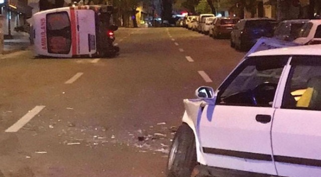 Ambulans ile otomobil çarpıştı: 3 yaralı