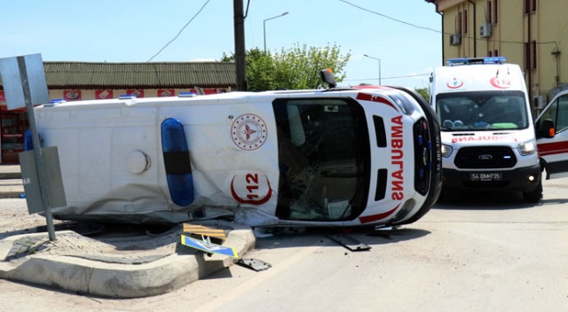 Ambulans ve pikap çarpıştı: 2&#039;si sağlık çalışanı 3 yaralı