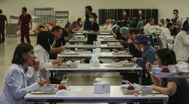 Ankara Şehir Hastanesi çalışanları ilk iftarı görev başında yaptı Ankara Şehir Hastanesi çalışanları ilk iftarı görev başında yaptı