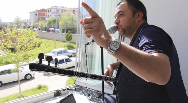 Ankaralı Coşkun'dan balkondan 'korona' şarkısıyla konser Ankaralı Coşkun'dan balkondan 'korona' şarkısıyla konser