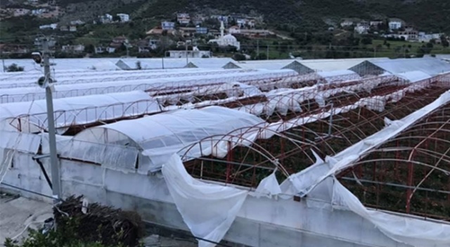 Antalya'da fırtına seraları yerle bir etti
