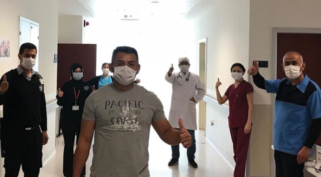 Antalya'da koronavirüsü yenen hasta alkışlarla taburcu edildi Antalya'da koronavirüsü yenen hasta alkışlarla taburcu edildi