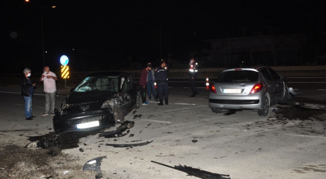 Antalya'da otomobiller çarpıştı: 4 yaralı Antalya'da otomobiller çarpıştı: 4 yaralı