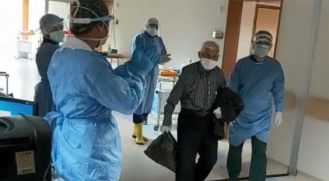Artvin’de koronayı yenen 82 yaşındaki hasta alkışlar ve Atabarı müziği eşliğinde taburcu edildi